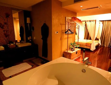 杭州临平区养生会所的黄昏恋：当爱情遇上八十岁